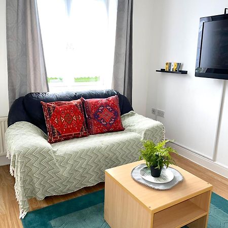 Crescent Apartment - Modern 1 Bedroom First Floor Goodmayes ภายนอก รูปภาพ