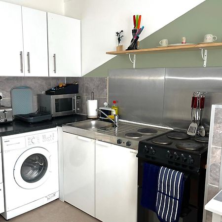 Crescent Apartment - Modern 1 Bedroom First Floor Goodmayes ภายนอก รูปภาพ