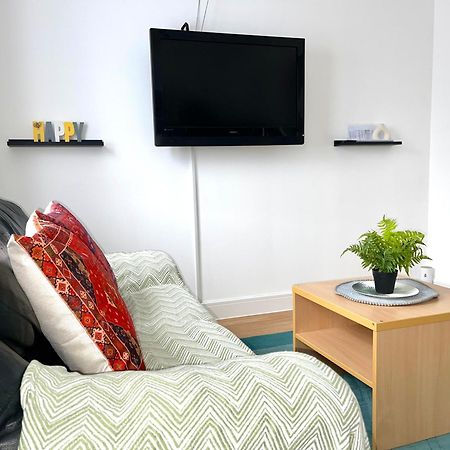 Crescent Apartment - Modern 1 Bedroom First Floor Goodmayes ภายนอก รูปภาพ