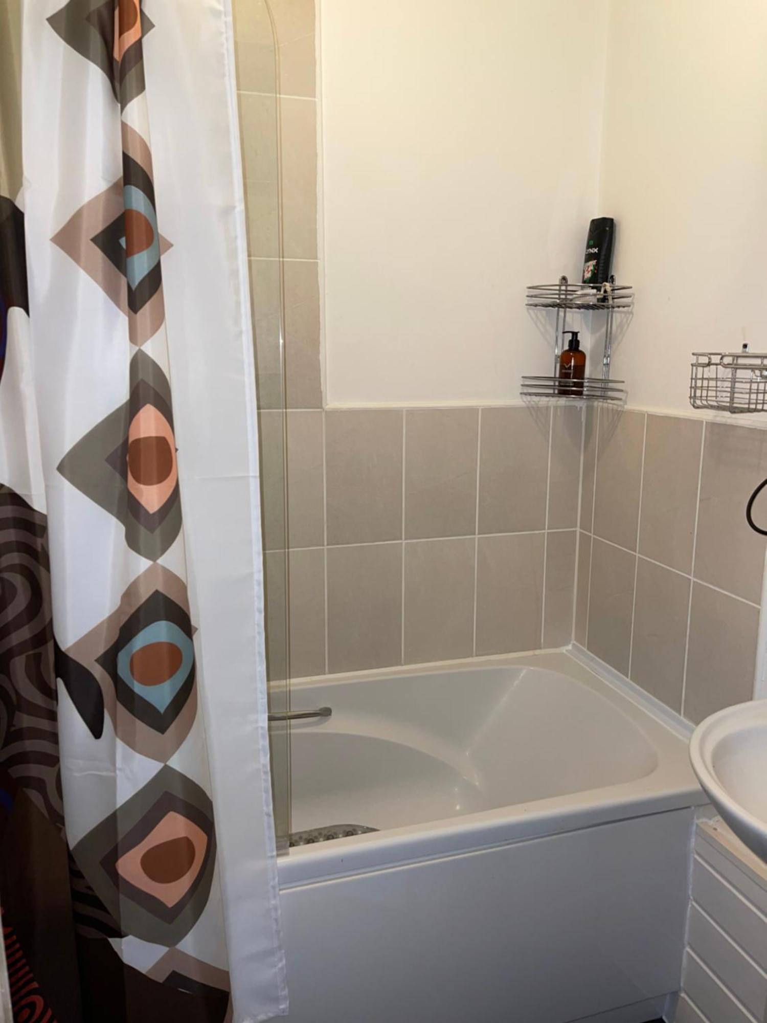Crescent Apartment - Modern 1 Bedroom First Floor Goodmayes ภายนอก รูปภาพ