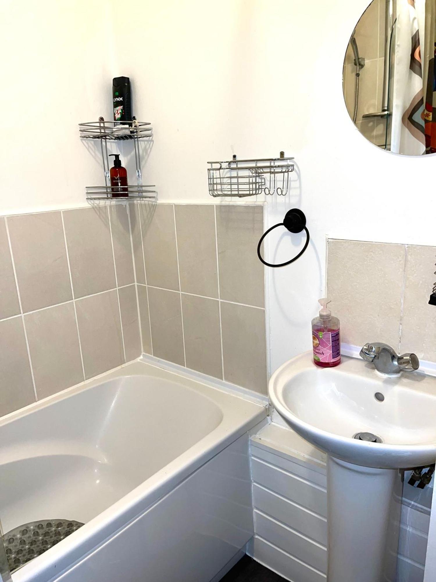 Crescent Apartment - Modern 1 Bedroom First Floor Goodmayes ภายนอก รูปภาพ