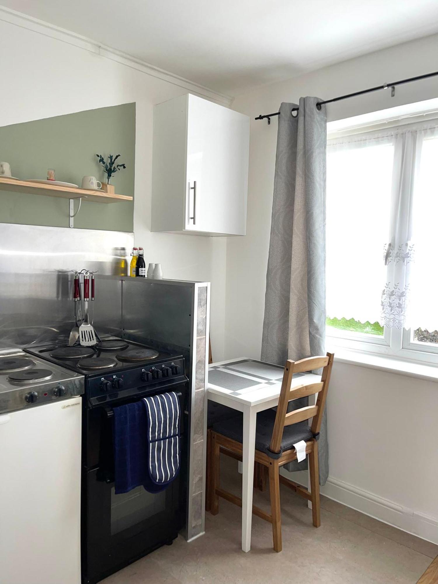 Crescent Apartment - Modern 1 Bedroom First Floor Goodmayes ภายนอก รูปภาพ