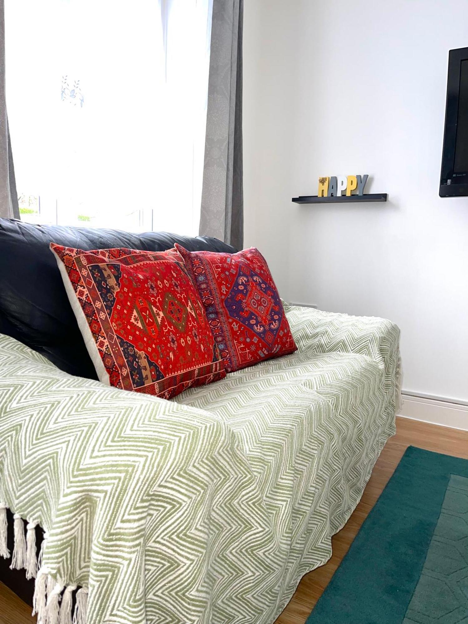 Crescent Apartment - Modern 1 Bedroom First Floor Goodmayes ภายนอก รูปภาพ