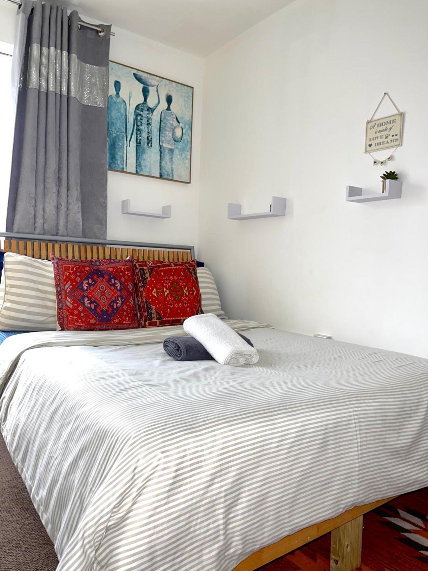 Crescent Apartment - Modern 1 Bedroom First Floor Goodmayes ภายนอก รูปภาพ