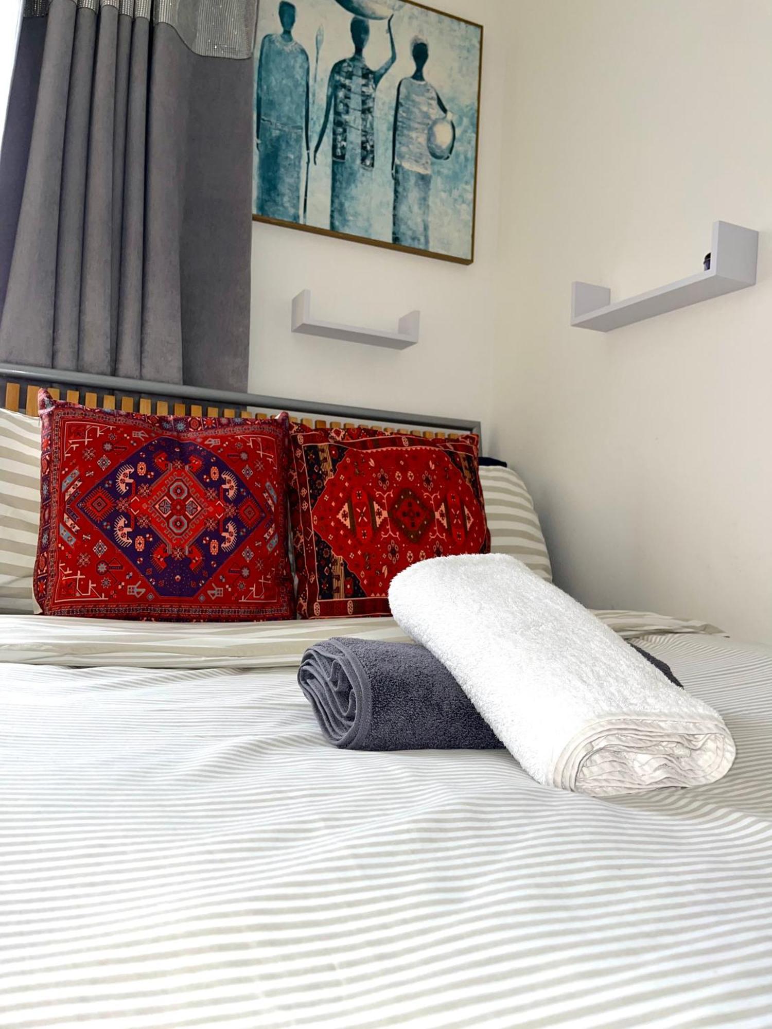 Crescent Apartment - Modern 1 Bedroom First Floor Goodmayes ภายนอก รูปภาพ
