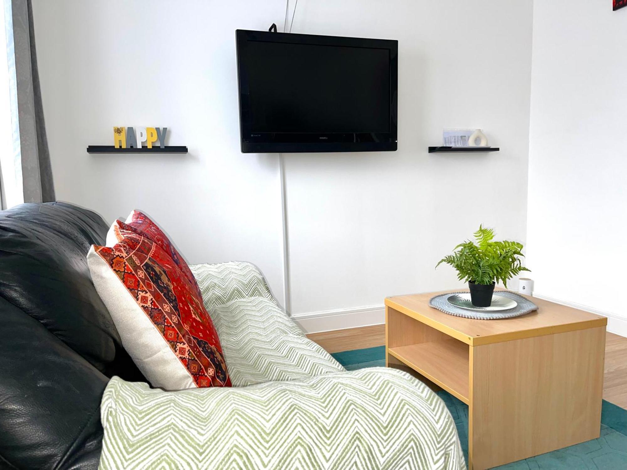 Crescent Apartment - Modern 1 Bedroom First Floor Goodmayes ภายนอก รูปภาพ